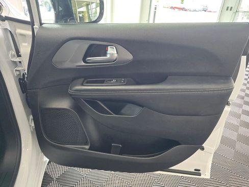 Used 2025 Chrysler Pacifica Select image 38