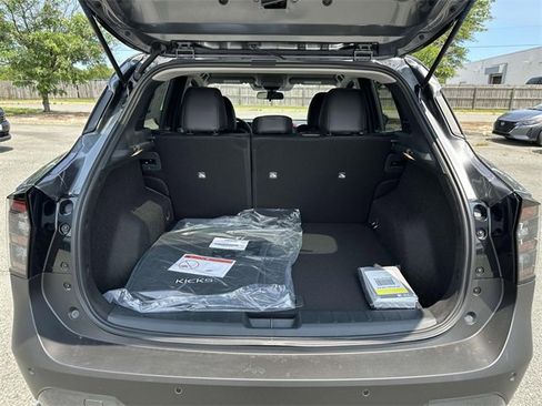 New 2025 Nissan Kicks SR image 12