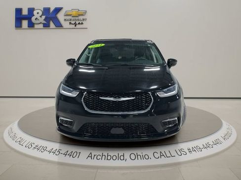 Used 2024 Chrysler Pacifica Touring-L FWD image 2