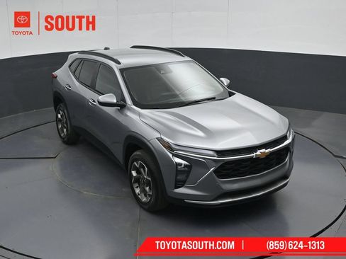 Used 2025 Chevrolet Trax LT w/ LT Convenience Package FWD image 46