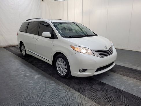 Used 2017 Toyota Sienna XLE w/ XLE Navigation Package AWD/4WD image 13