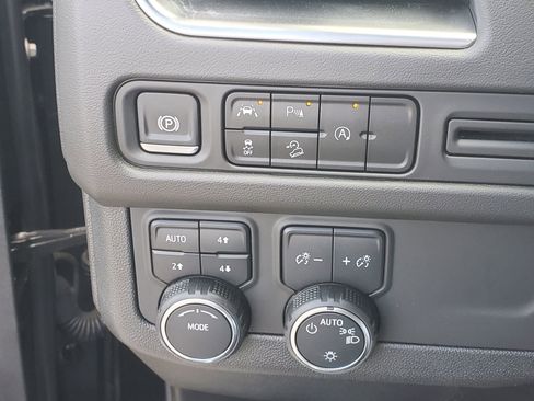 Used 2024 Chevrolet Suburban Premier image 21