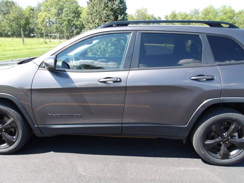 Used 2021 Jeep Cherokee Latitude Plus FWD image 32