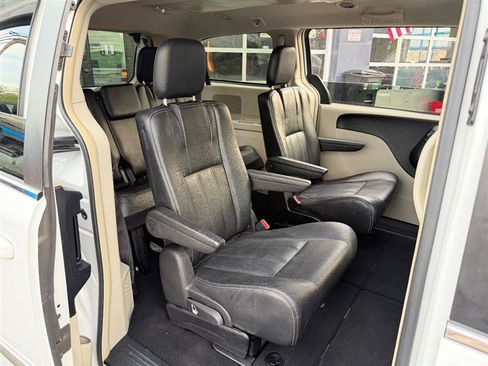 Used 2016 Chrysler Town & Country Touring FWD image 17