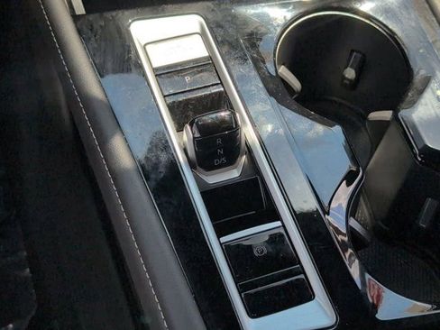 Used 2025 Volkswagen Atlas Cross Sport SE FWD image 19