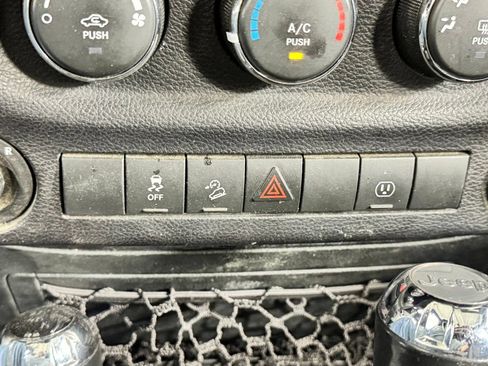 Used 2018 Jeep Wrangler Unlimited Sahara w/ Connectivity Group AWD/4WD image 24