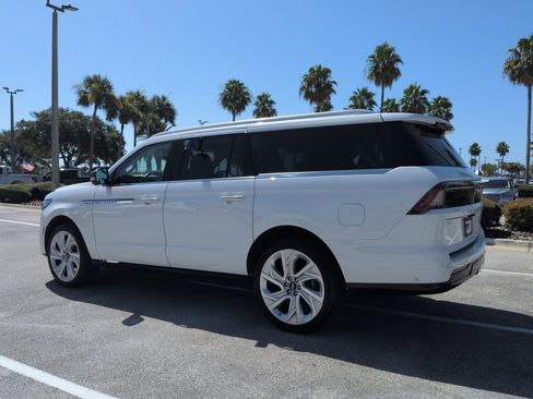Certified 2025 Lincoln Navigator L Reserve AWD/4WD image 6