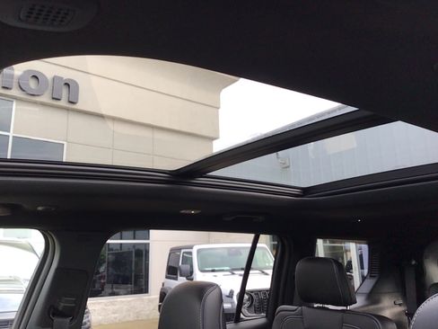 Certified 2025 Jeep Grand Cherokee L Limited w/ Black Appearance Package AWD/4WD image 11