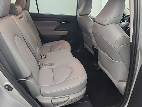 Used 2022 Toyota Highlander XLE image 17