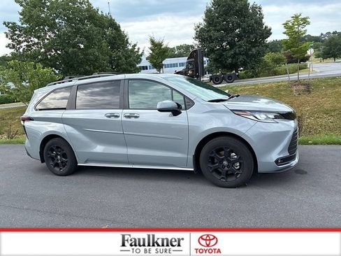 Certified 2025 Toyota Sienna XLE Woodland Edition AWD/4WD image 4
