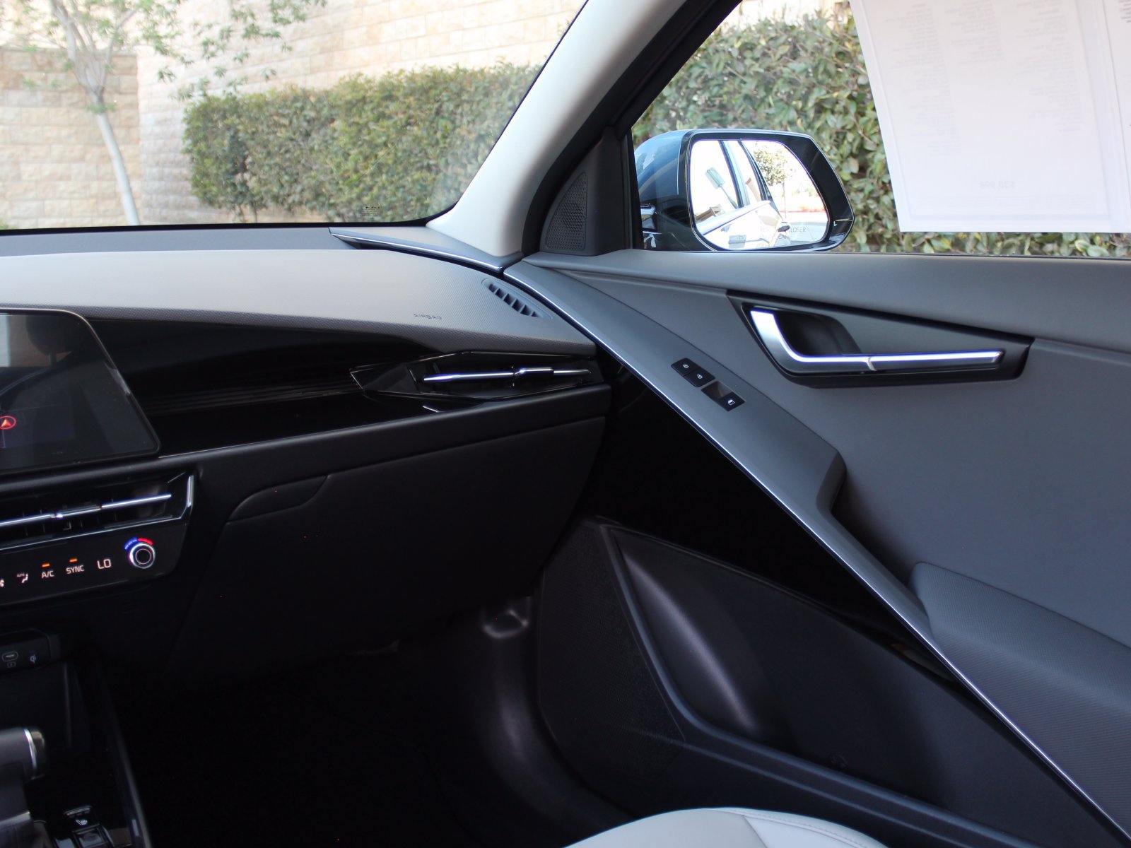 Used 2025 Kia Niro EX Touring FWD image 21