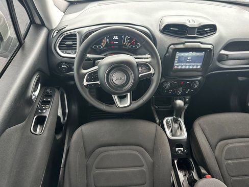 Used 2019 Jeep Renegade Latitude w/ Popular Equipment Group FWD image 22