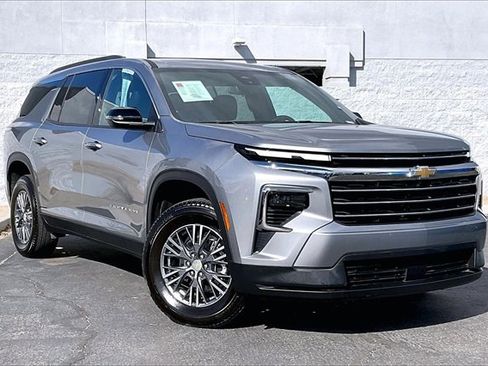 Used 2026 Chevrolet Traverse LT image 12