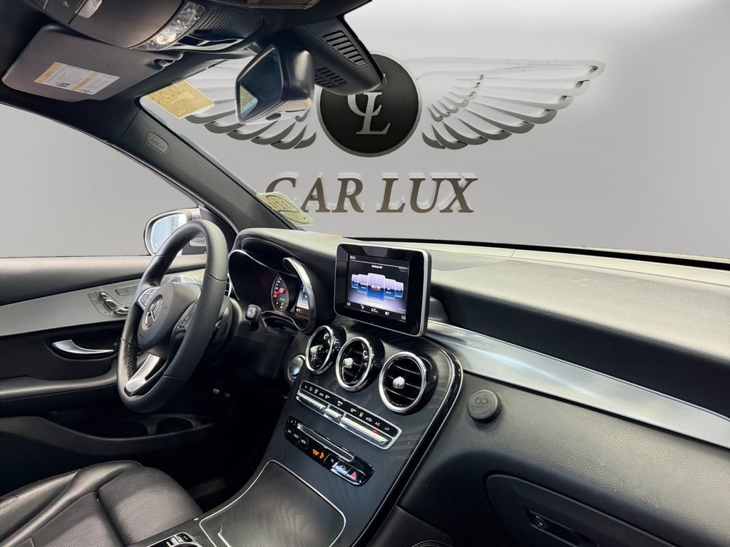 Used 2019 Mercedes-Benz GLC 350e 4MATIC w/ Premium Package image 17