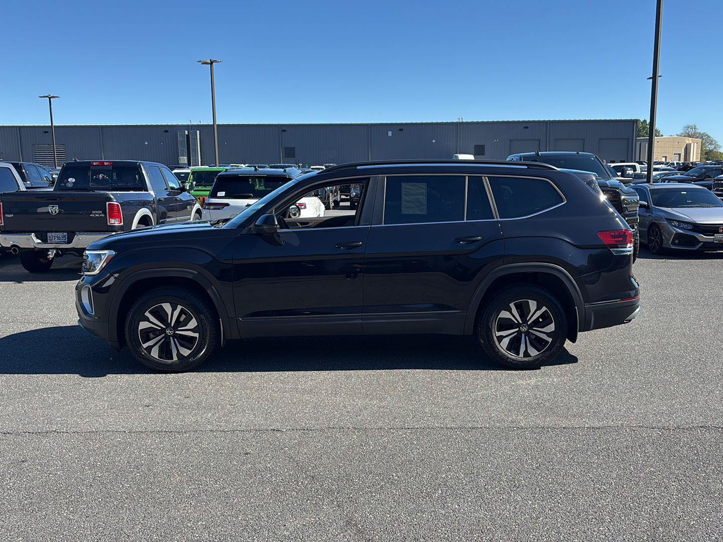 Used 2024 Volkswagen Atlas SE AWD/4WD image 3