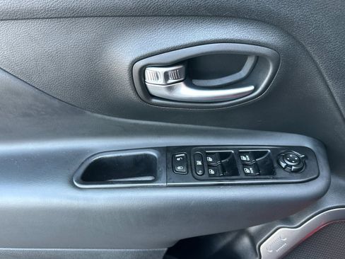 Used 2022 Jeep Renegade Latitude image 11