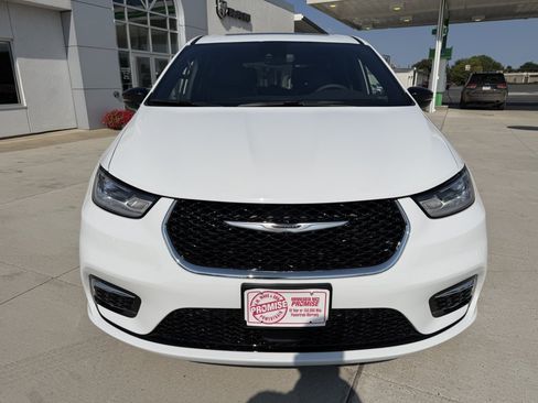 Used 2026 Chrysler Pacifica Limited FWD image 3