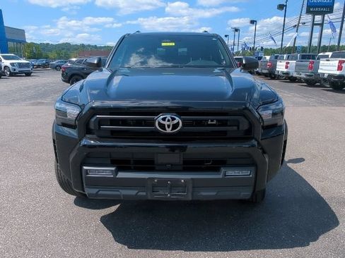 Used 2025 Toyota 4Runner SR5 AWD/4WD image 4