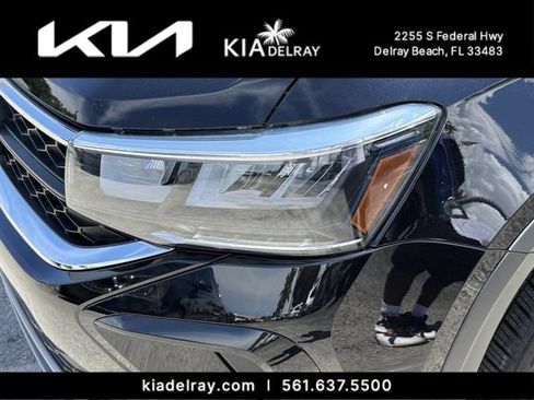 Used 2023 Volkswagen Taos SE w/ Panoramic Sunroof Package FWD image 6