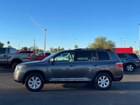 Used 2013 Toyota Highlander SE image 2