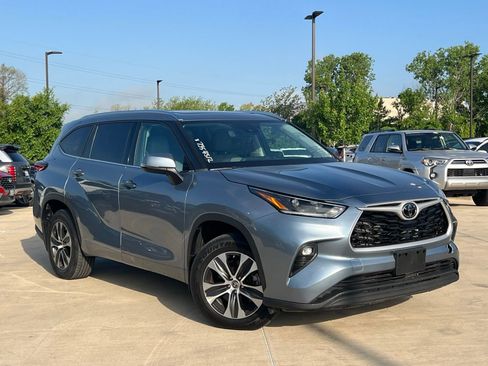 Used 2021 Toyota Highlander XLE AWD/4WD image 1