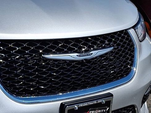 Used 2024 Chrysler Pacifica Touring-L image 10