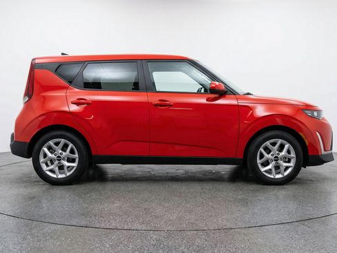 Used 2025 Kia Soul LX w/ LX Technology Package FWD image 11