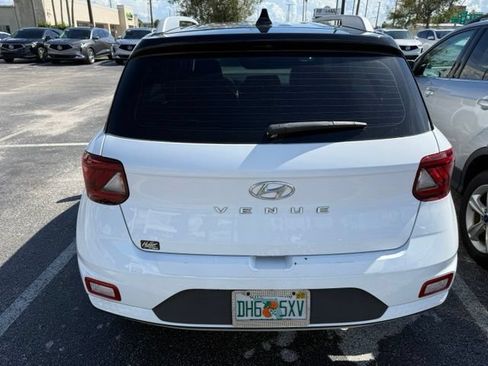 Used 2022 Hyundai Venue Limited FWD image 2