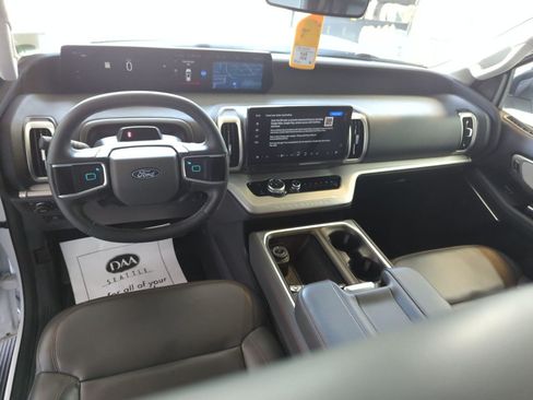 Used 2025 Ford Expedition Active AWD/4WD image 7