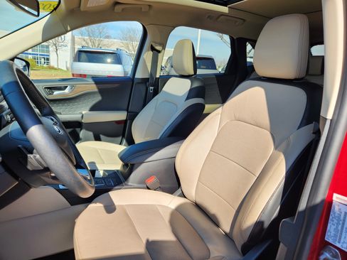 Used 2020 Ford Escape Titanium image 10