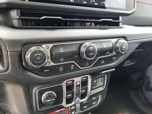 Used 2025 Jeep Wrangler Unlimited Rubicon AWD/4WD image 22