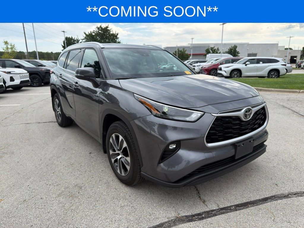 Used 2022 Toyota Highlander XLE AWD/4WD image 3