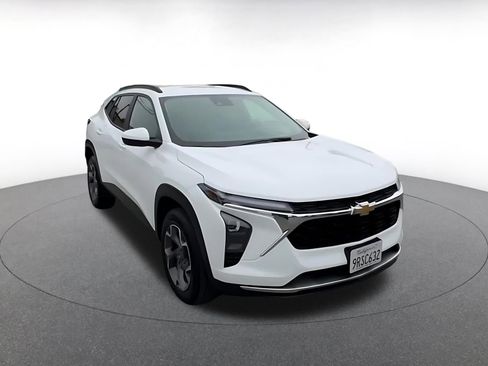 Used 2025 Chevrolet Trax LT image 3