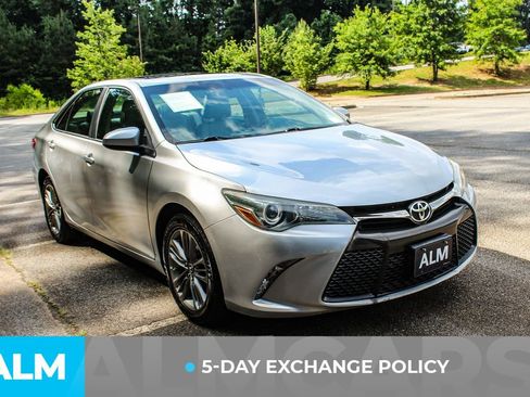 Used 2015 Toyota Camry SE w/ Moonroof Package FWD image 4