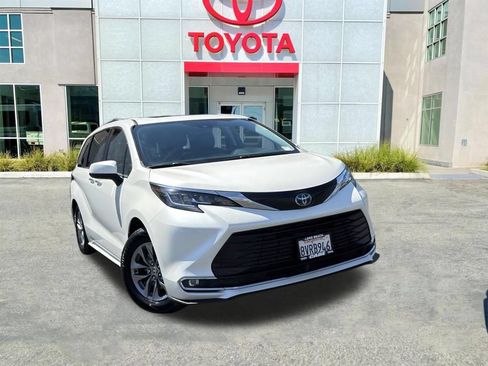 Used 2021 Toyota Sienna XLE FWD image 2