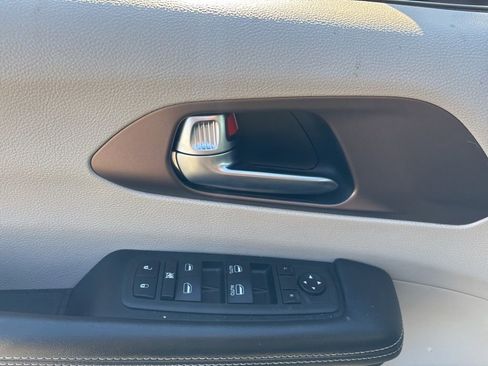 Used 2023 Chrysler Voyager LX image 10