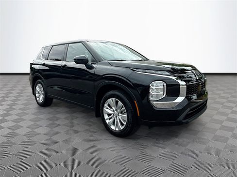 New 2025 Mitsubishi Outlander ES image 3