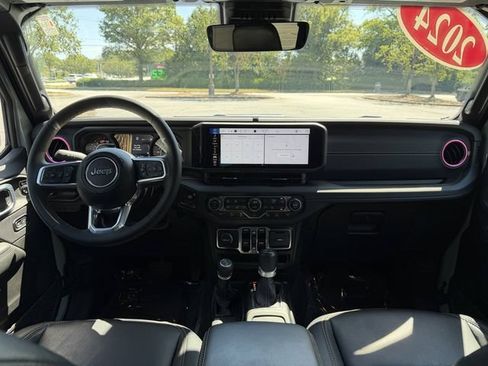 Used 2024 Jeep Wrangler Unlimited Sahara w/ Technology Group AWD/4WD image 38