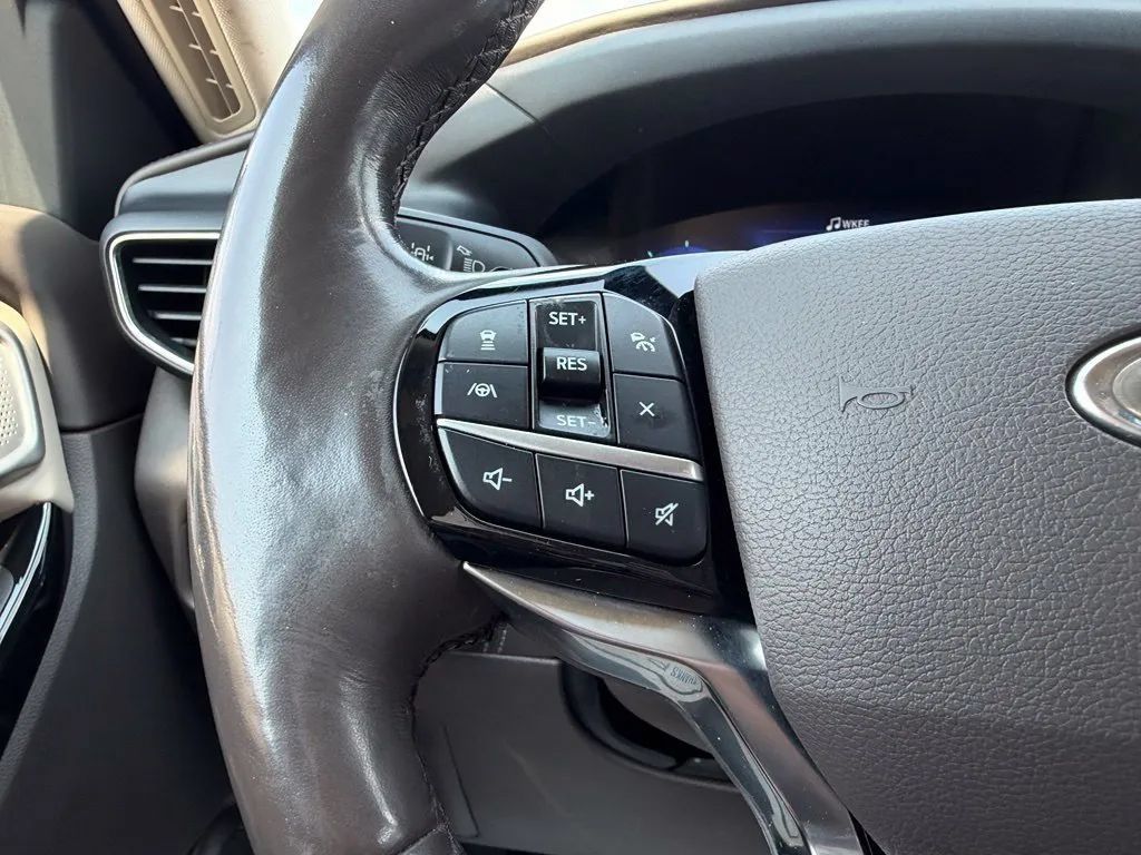 Used 2021 Ford Explorer Platinum w/ Equipment Group 601A AWD/4WD image 16
