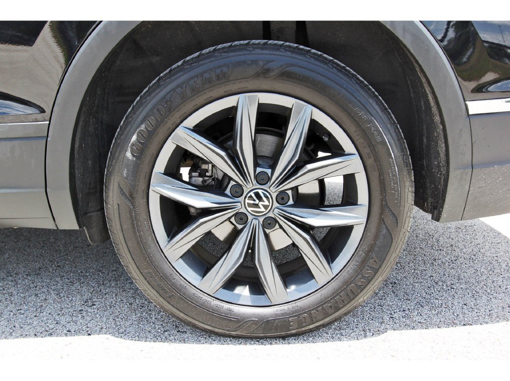 Used 2022 Volkswagen Tiguan SE AWD/4WD image 39