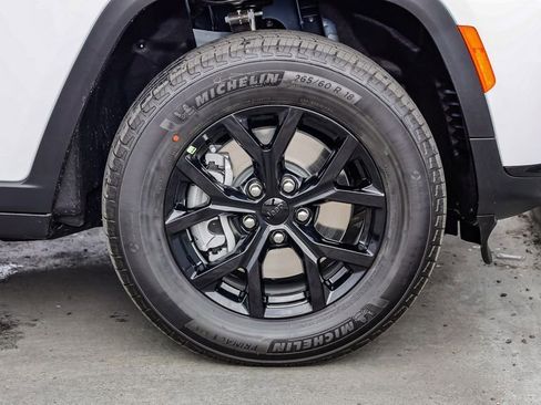 New 2025 Jeep Grand Cherokee L Altitude image 11