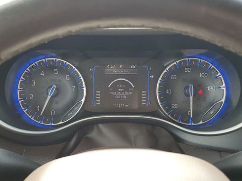 Used 2020 Chrysler Pacifica Touring-L FWD image 11