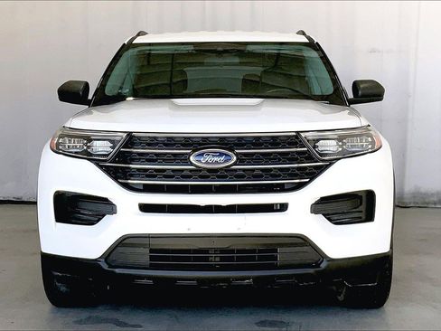 Used 2022 Ford Explorer XLT image 2