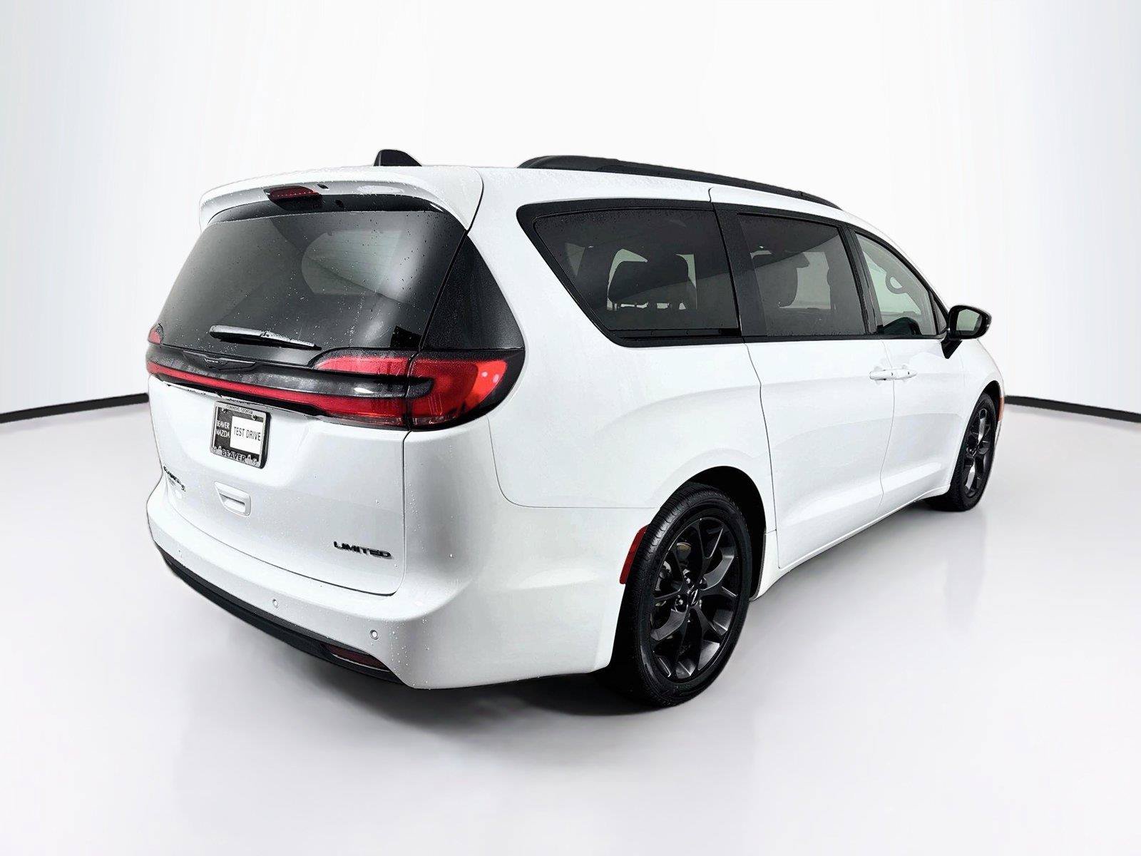 Used 2025 Chrysler Pacifica Limited FWD image 2