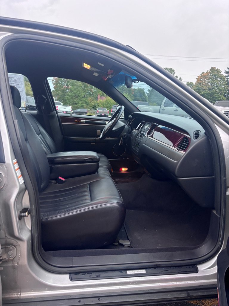 Used 2004 Lincoln Town Car Executive RWD image 11
