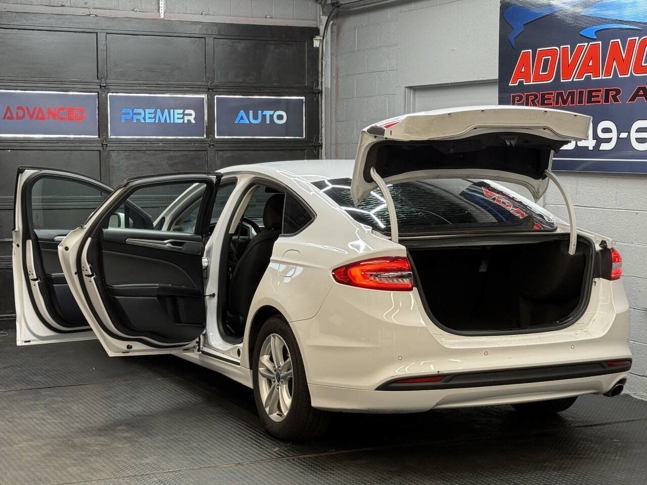 Used 2018 Ford Fusion SE w/ Fusion SE Technology Package FWD image 12
