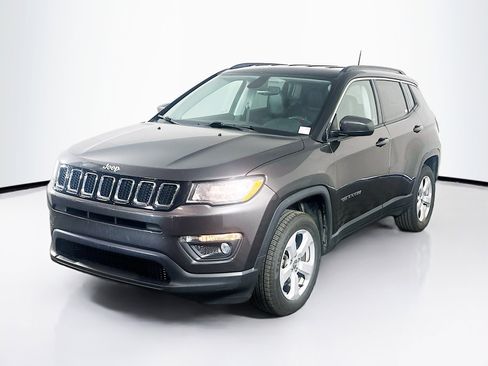 Used 2020 Jeep Compass Latitude w/ Cold Weather Group AWD/4WD image 3