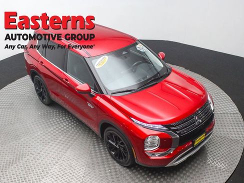 Used 2023 Mitsubishi Outlander SE image 3