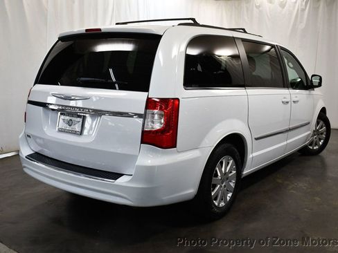 Used 2016 Chrysler Town & Country Touring FWD image 10