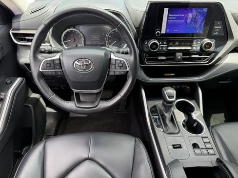 Used 2024 Toyota Highlander XLE FWD image 12
